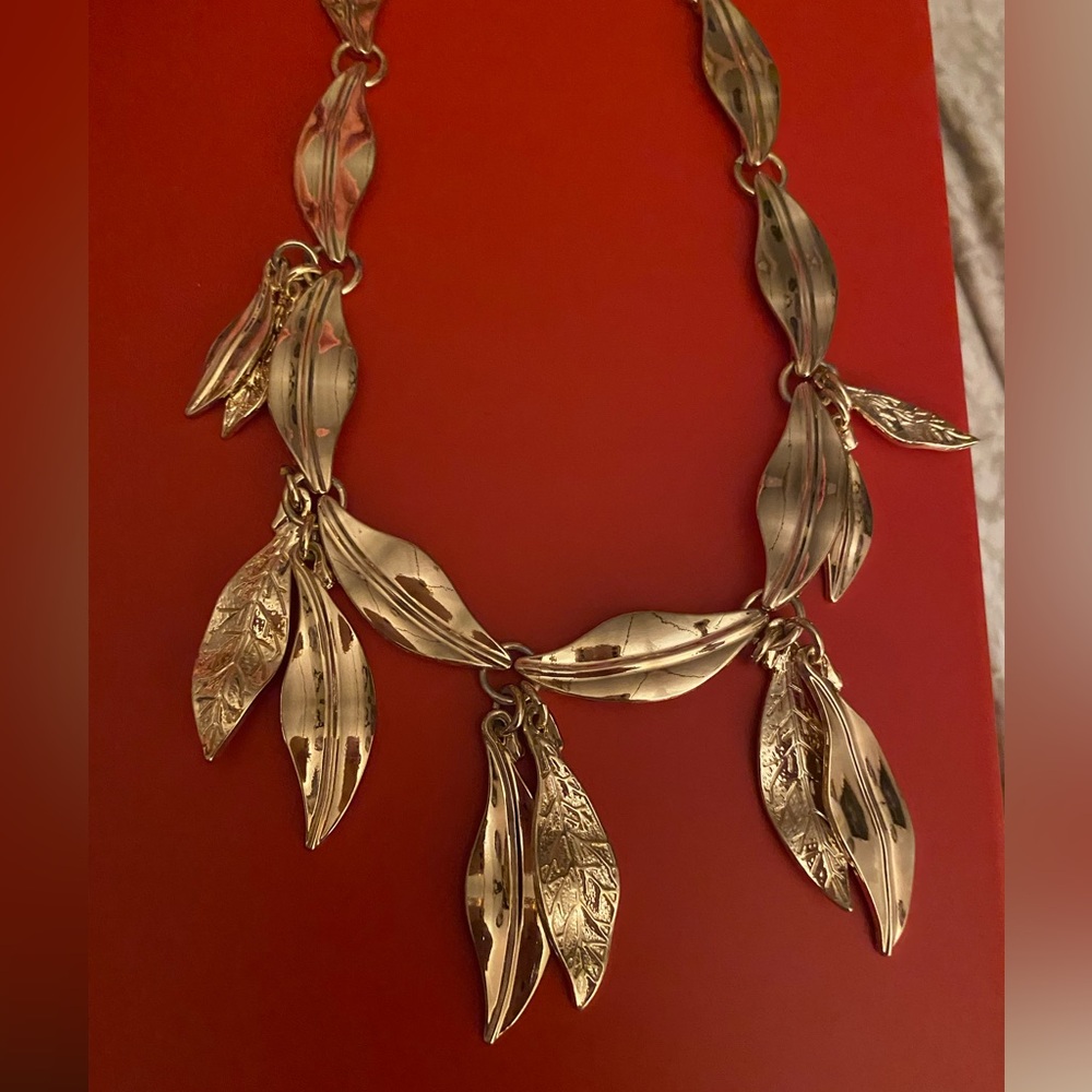 Elegant Gold Leaf Necklace